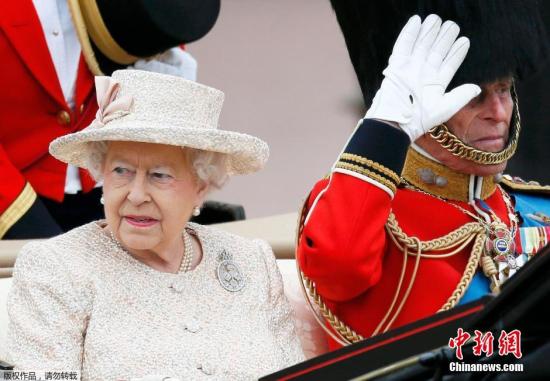 (dng)?sh)ؕr(sh)g2015613գӢ(gu)؞cףɯŮQueen Elizabeth89qeСӢ(gu)ذ׽hm(yng)_(ti)ϣӢŮɯ׶ʼҳɆT醱xʽ⣬ӱСӳϯPFվɷÃ߅r(sh)Ӵȵı鶺Ц