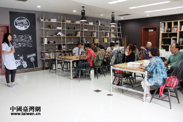 天津101汽車(chē)文化廣場(chǎng)副董事長(zhǎng)張銘與參訪(fǎng)的臺(tái)灣媒體人暢談創(chuàng)業(yè)創(chuàng)新。 天津101汽車(chē)文化廣場(chǎng)副董事長(zhǎng)張銘與參訪(fǎng)的臺(tái)灣媒體人暢談創(chuàng)業(yè)創(chuàng)新。