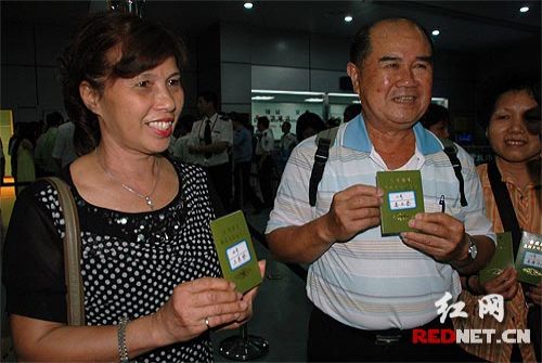 長沙航空口岸開辦臺胞落地簽注業(yè)務暨全國文明窗口授牌儀式在黃花機場舉行。